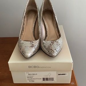 BCBG snakeskin pumps size 6.5